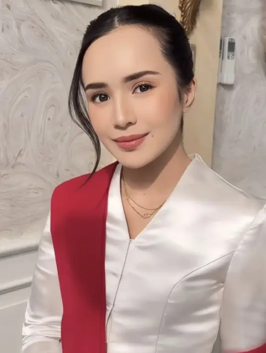 Gaya rambutnya dibuat begitu memikat dengan tampilan updo, bahkan makeupnya juga tampil flawless dengan nuansa pinkish yang memukau. [Foto: Instagram/ Beby Tsabina]