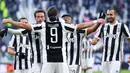 Para pemain Juventus merayakan gol  Gonzalo Higuain saat melawan Sassuolo pada lanjutan Serie A di Allianz Stadium, Turin (4/2/2018). Juventus menang 7-0. (Alessandro Di Marco/ANSA via AP)