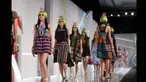 Model berjalan diatas catwak saat memperagakan koleksi terbaru desainer Lenny Agustin yang bertema Borneo off Beat dalam Indonesia Fashion Week 2015 di JCC Senayan, Jakarta, Sabtu (28/2). (Liputan6.com/Panji Diksana)