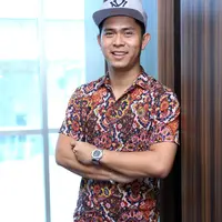 Penyanyi yang memiliki suara khas, Cakra Khan mengaku ketagihan bermain game Pokemon Go. Bermain game yang sedang digandrungi itu, Cakra Khan hingga kena tipu. (Nurwahyunan/Bintang.com)