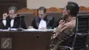 Mantan anggota DPRD DKI, M Sanusi mendengarkan pembacaan dakwaan oleh JPU dalam sidang perdana kasus suap pembahasan Raperda Tata Ruang Rencana Kawasan Strategis Pantai Utara Jakarta, di Pengadilan Tipikor Jakarta, Rabu (24/8). (Liputan6.com/Helmi Afandi)