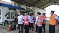 Menteri Perhubungan Budi Karya Sumadi melakukan kunjungan kerja ke Unit Pelaksana Penimbangan Kendaraan Bermotor (UPPKB) Losarang, Indramayu, Minggu 6 Juni 2021. Athika Rahma/Liputan6.com