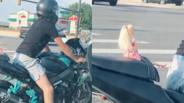 6 Potret Orang Bonceng Boneka Ini Kocak Banget, Sudah Kelamaan Jomblo