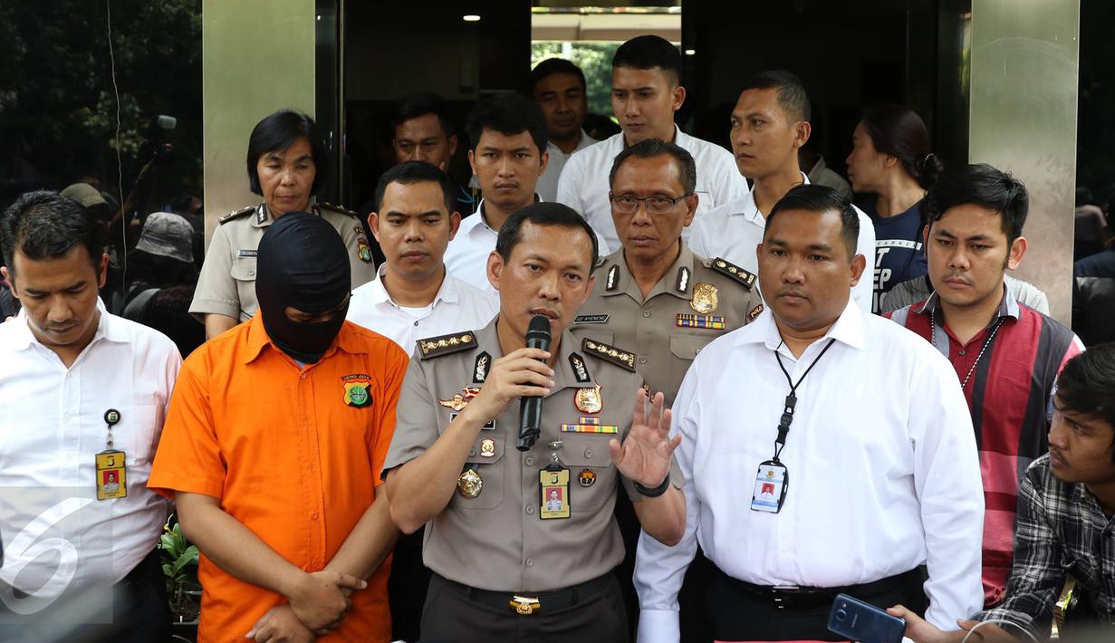 Kabid Humas Polda Metro Jaya Kombes Awi Setiyono (tengah) memberikan keterangan ketika menunjukkan tersangka yang menayangkan film porno di kawasan Prapanca, Kebayoran Baru, di Polda Metro Jaya, Jakarta, Rabu (5/10). (Liputan6.com/Immanuel Antonius)