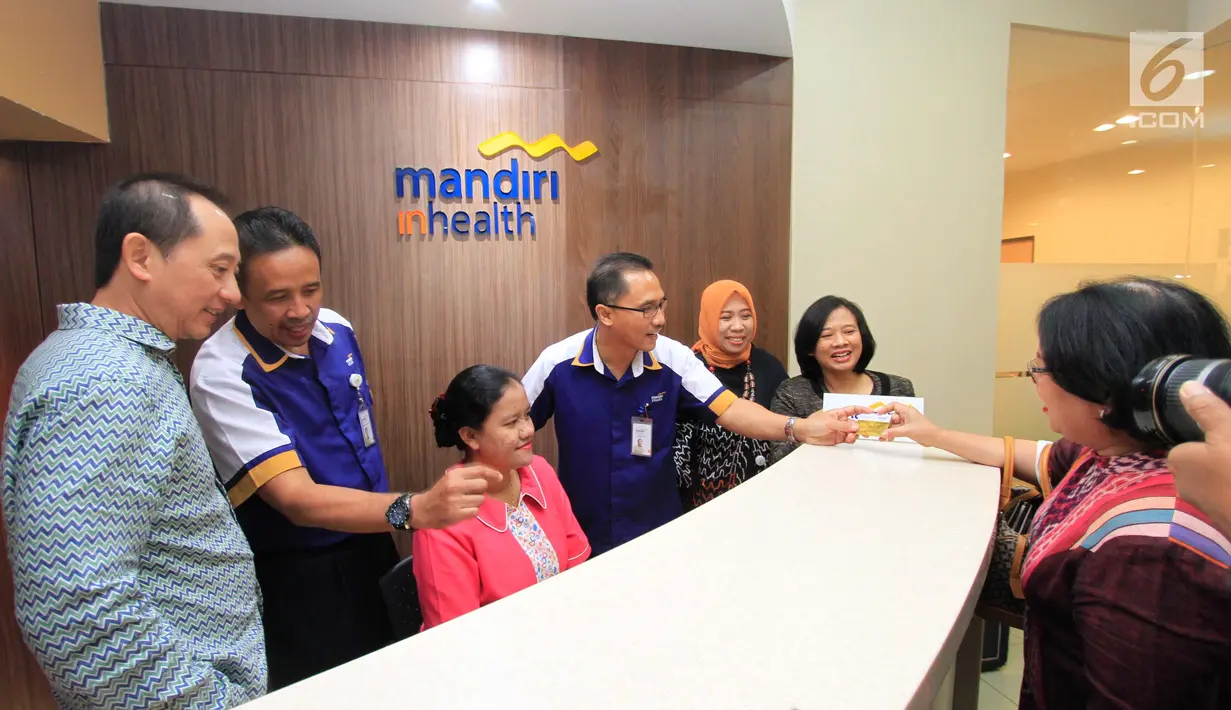 Dirut Mandiri Inhealth Iwan Pasila (tengah) meninjau konter khusus di RS Mitra Keluarga Kemayoran, Kamis (12/10). Mandiri Inhealth melayani lebih dari 1,4 juta peserta yang tersebar di Indonesia. (Liputan6.com)