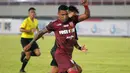 Penyerang Persis, Alberto Goncalves berusaha melewati pemain PSG saat laga pembuka Liga 2 2021/2022 antara Persis Solo melawan PSG Pati di Stadion Manahan, Solo, Minggu (26/09/2021) malam WIB. Persis Solo menang 2-0. (Bola.com/Vincentius Atmaja)