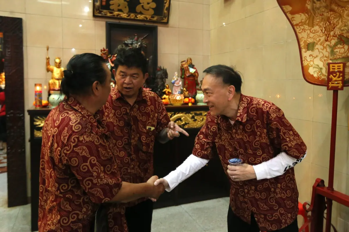 Politisi PDI Perjuangan Sony Kusumo (kanan) menghadiri peringatan hari ulang tahun (HUT) Vihara Amurva Bhumi ke-335 tahun di Jatinegara, Jakarta Timur pada Sabtu (28/10/2023) (Istimewa)