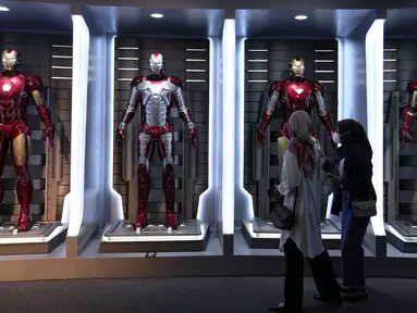 Pegunjung melihat koleksi Marvel Studios dalam pameran yang berlagsung di City Hall PIM 3, Jakarta, Kamis (9/6/2022). Pameran Marvel Studios Exhibition digelar untuk pertama kalinya di Indonesia dan digelar dari 3 Juni hingga 14 September 2022. (Liputan6.com/Johan Tallo)