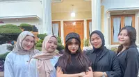 Foto-foto Fuji dengan Sahabat Dekat, Tidak Terbatasi Meski Sudah Jadi Artis