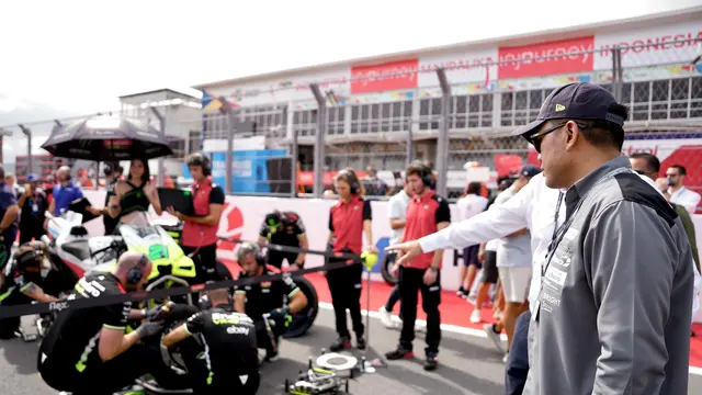 Dirut PT Pertamina Simon Aloysius Mantiri mengunjungi Paddock VR46 Racing Team di Sirkuit Mandalika. (Dok. Pertamina)
