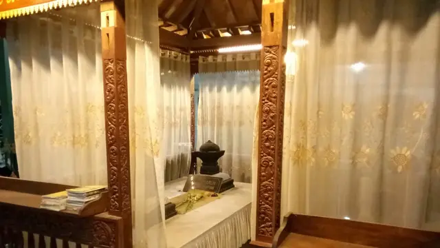 Beberapa makam yang merupakan keluarga Kiai Raden Santri (Dok. Pribadi Khazim Mahrur)