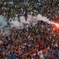 Aremania menyalakan kembang api saat mengetahui tim kesayangnnya berhasil menjadi runner up di akhir kompetisi ISL di Stadion Kanjuruhan, Malang, Jawa Timur. (Antara)