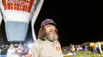 Petualang asal Rusia Fedor Konyukhov berdiri di dekat balon udara miliknya sebelum memulai misinya mengelilingi dunia dari Perth, Australia, Selasa (12/7). Fedor Konyukhov akan menempuh jutaan kilometer mengelilingi Bumi. (Reuters/Oscar Konyukhov)