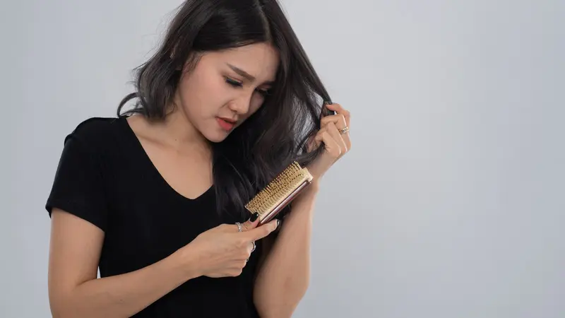 17 Tips Mengatasi Rambut Kusut yang Mengganggu, Praktis Banget!