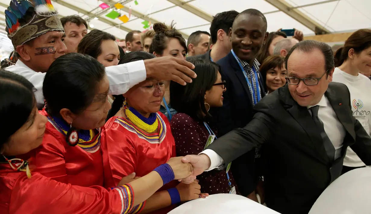 Presiden Perancis Francois Hollande (kanan) bersalaman dengan peserta dari Ekuador selama Konferensi Perubahan Iklim Dunia 2015 ( COP21 ) di Le Bourget, Perancis, (1/12). (REUTERS/Philippe Wojazer)