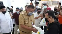 Gubernur Sulut Olly Dondokambey menyalurkan langsung bantuan tersebut di Masjid Raya Ahmad Yani, Manado, Selasa (4/5/2021).