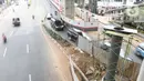 Suasana pembangunan Skywalk di hatle transjakarta  koridor 8 di kawasan Kebayoran lama, Jakarta, Rabu (24/8/2022). Pengerjaan skywalk sepanjang 500 meter  akan di hubungkan ke halte transjakarta koridor 8, koridor 13 dan stasiun kebayoran yang berlangsung sejak Maret 2022 yang di targetkan akan rampung pada bulan oktober 2022, saat ini sudah mencapai 30 persen. (Liputan6.com/Herman Zakharia)