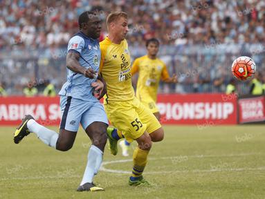 Pemain Persela Lamongan, Herman Dzumafo (kiri), berusaha melewati hadangan pemain Gresik United dalam laga Torabika Soccer Championship presented by IM3 Ooredoo di Stadion Surajaya, Lamongan, Sabtu (30/4/2016). Gresik United menang 1-0. (Bola.com/Fahrizal