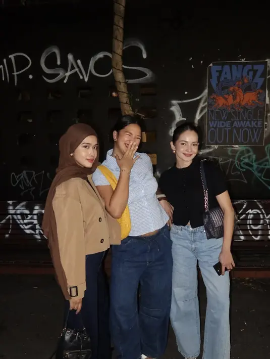 Untuk memaksimalkan gaya, Enzy juga tampil dominan dengan lipstik berwarna.  [foto: Instagram/ Enzy Storia]