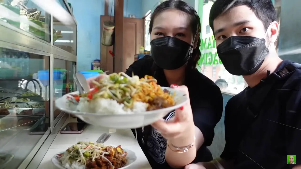 Pertama Kali Coba Jengkol, Ini 7 Momen Sisca Kohl dan Jess No Limit di Warteg