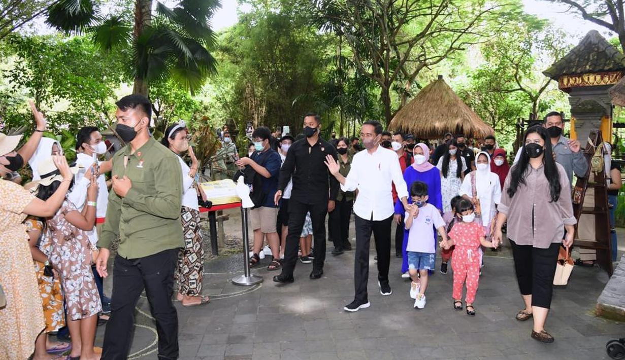 <p>Presiden Joko Widodo beserta keluarga menghabiskan libur Lebaran di Provinsi Bali. Presiden beserta Ibu Iriana Joko Widodo mengajak anak beserta cucu melakukan wisata satwa di Bali Safari &amp; Marine Park, Kabupaten Gianyar, pada Kamis, 5 Mei 2022. (Foto: Lukas - Biro Pers Sekretariat Presiden)</p>