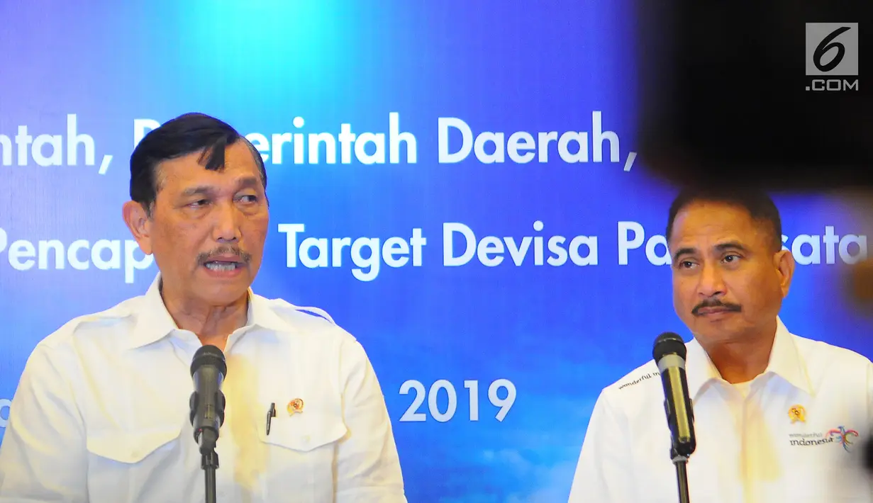 Menko Bidang Kemaritiman Luhut Binsar Panjaitan (kiri) dan Menpar Arief Yahya memberi keterangan terkait target devisa pariwisata, Jakarta, Senin (18/3). Pemerintah dan BI menyepakati target penerimaan devisa pariwisata 2019. (Liputan6.com/Angga Yuniar)