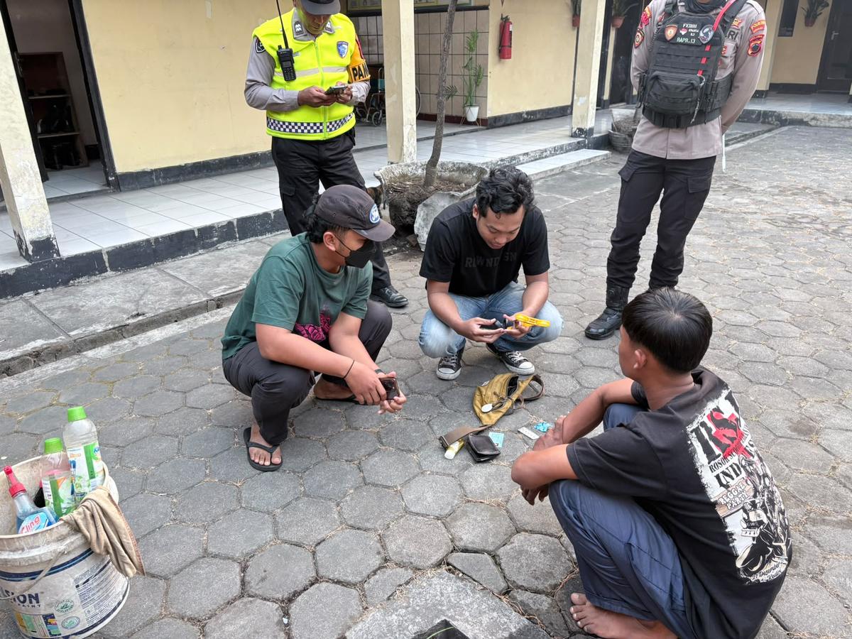 Penangkapan pria bikin onar di Masjid Shofa. (merdeka.com/Arie Sunaryo).