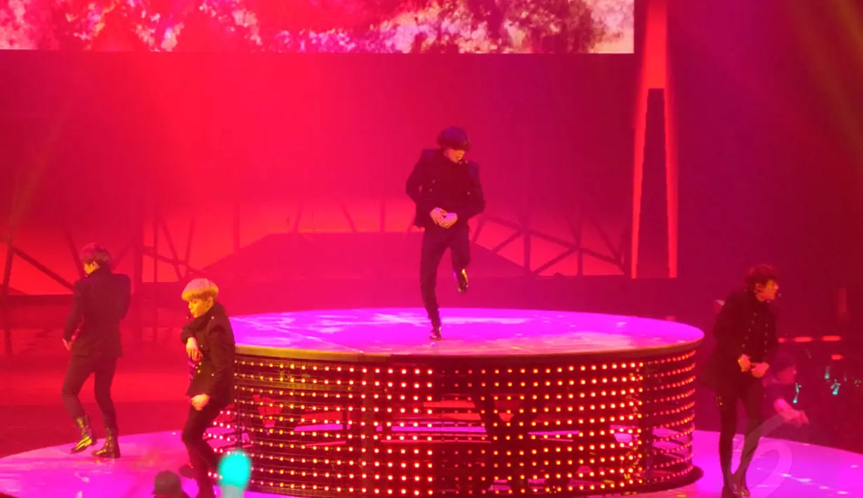 Taemin di lagu 'Ring Ding Dong' tampil menari secara solo di bagian tertinggi panggung, Jakarta, Minggu (22/6/14). (Liputan6.com/Desika Pemita)