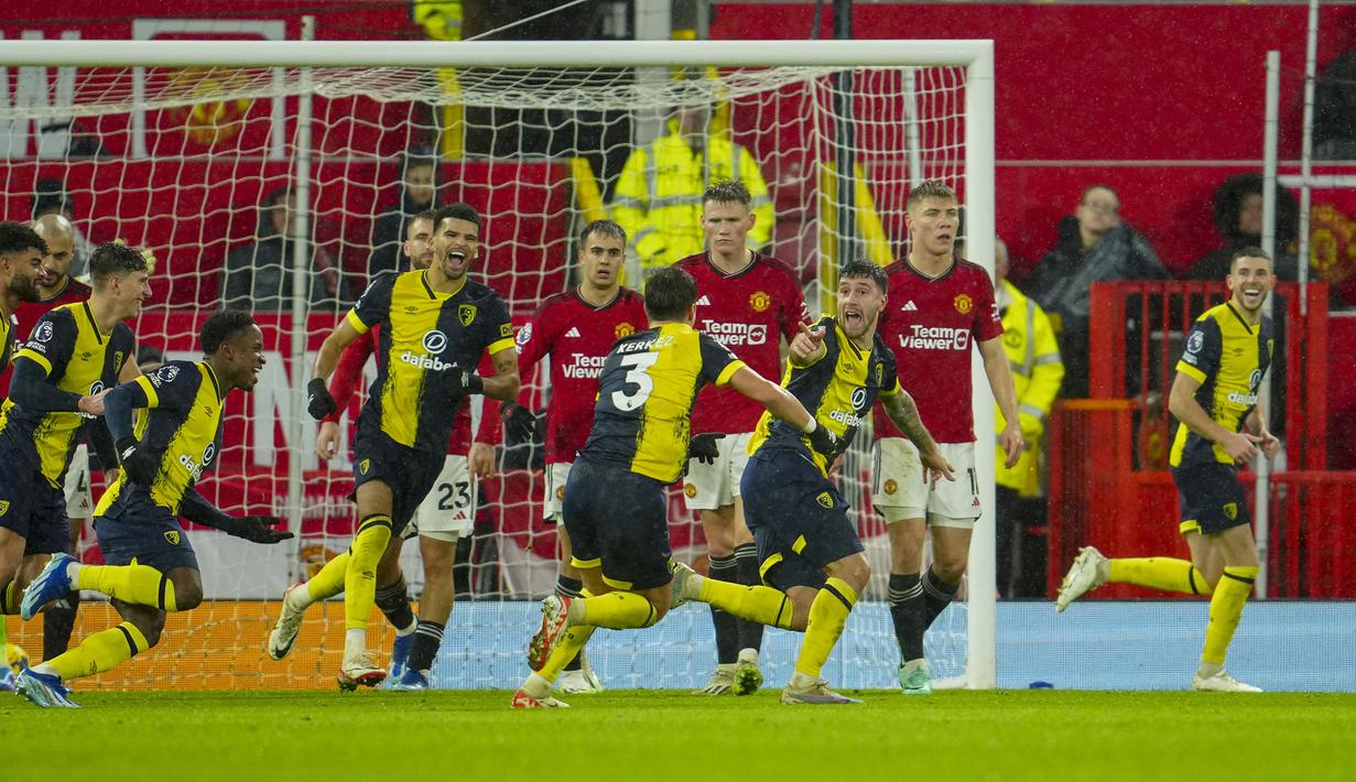 Selebrasi bek Bournemouth, Marcos Senesi (ketiga kanan) setelah mencetak gol ketiga timnya ke gawang Manchester United pada laga pekan ke-16 Liga Inggris 2023/2024 di Old Trafford Stadium, Sabtu (9/12/2023). (AP Photo/Jon Super)