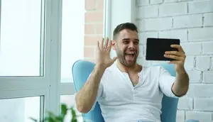 7 Ciri Orang Lebih Suka Telepon Video daripada Chat Menurut Psikologi