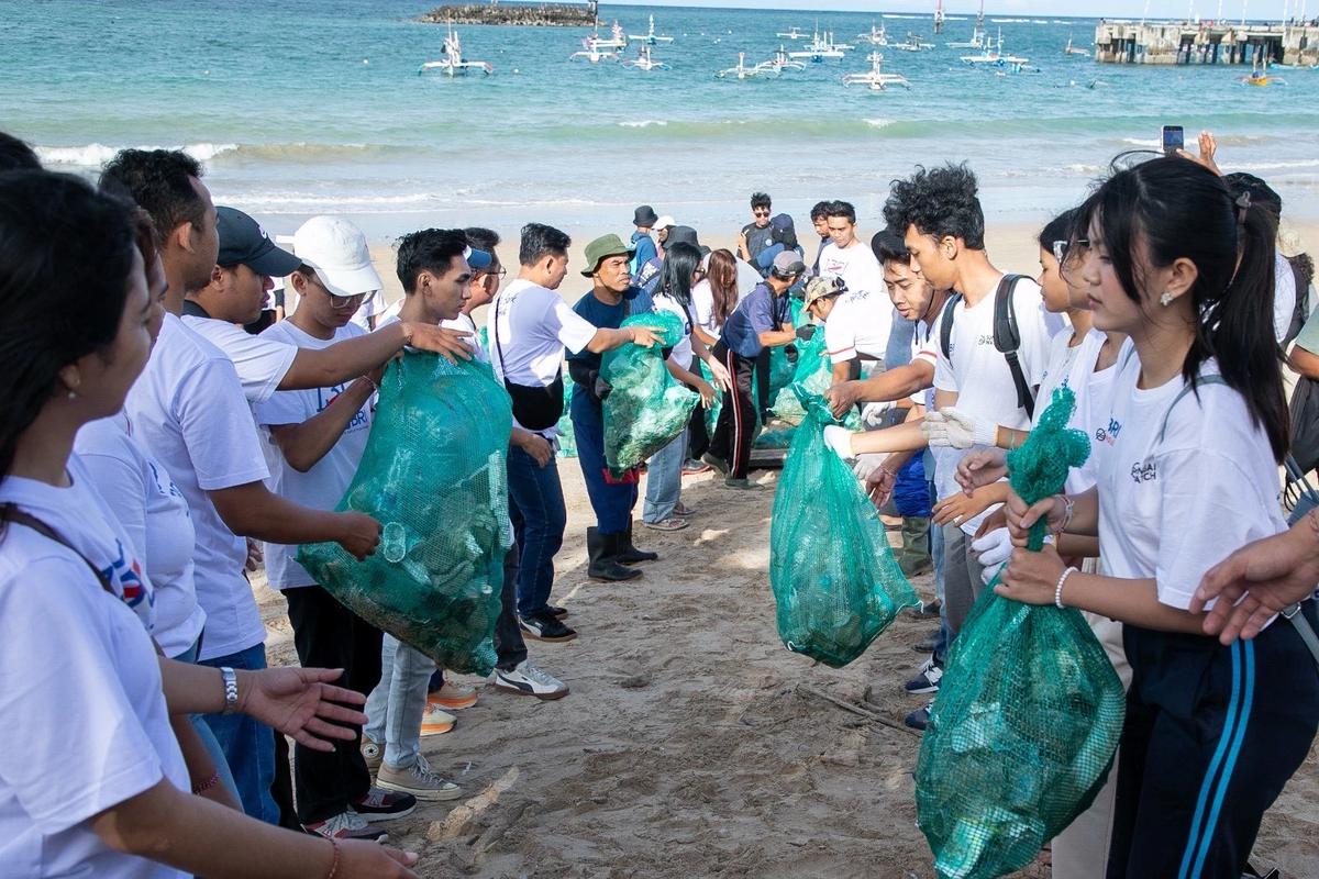 BRI Peduli Ajak Masyarakat Bersih-bersih Pantai untuk Lingkungan Berkelanjutan di Pantai Kedonganan Bali