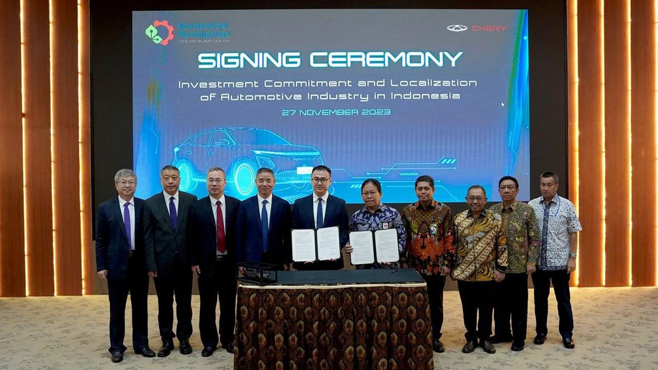 "Setahun di Indonesia, kami makin yakin Chery dapat terus bertumbuh&nbsp;bersama. Karena itu, kami berkomitmen investasi produksi EV di Indonesia dan distribusikan ke negara-negara setir kanan."&nbsp;<br>
