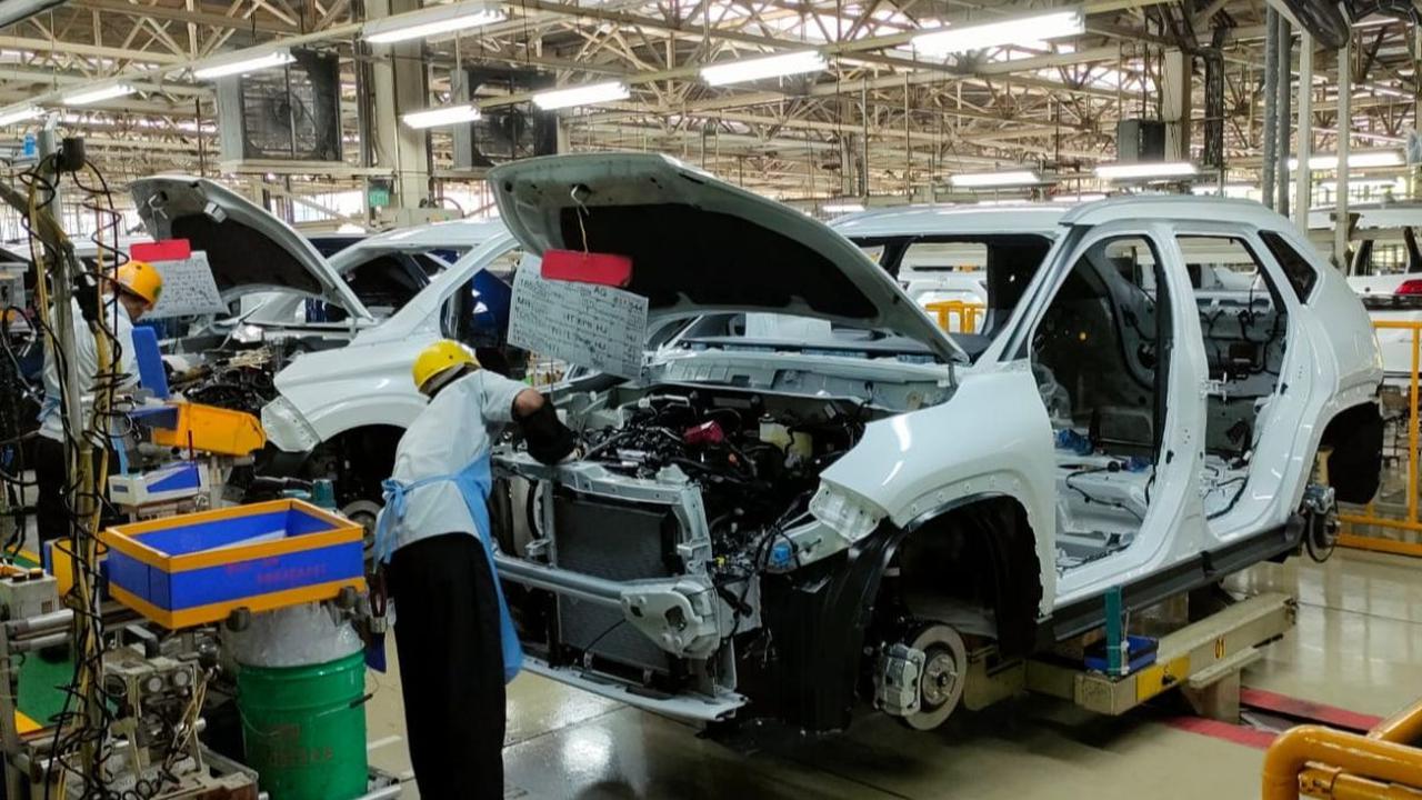 Mobil HEV dan BEV bahu-membahu membangun elektrifikasi di Indonesia. HEV punya potensi ekspor tinggi seperti di kawasan Timur Tengah, lantaran penerapan corporate average fuel economy (CAFE) yang rata-rata 1:10. Jadi, dengan CAFE,&nbsp; hybrid yang potens