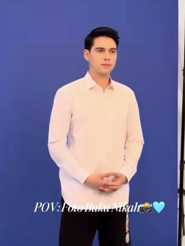 Potret Foto Latar Biru Buku Nikah Luna Maya dan Maxime Bouttier dengan Tatapan Datar. [@lunamaya]