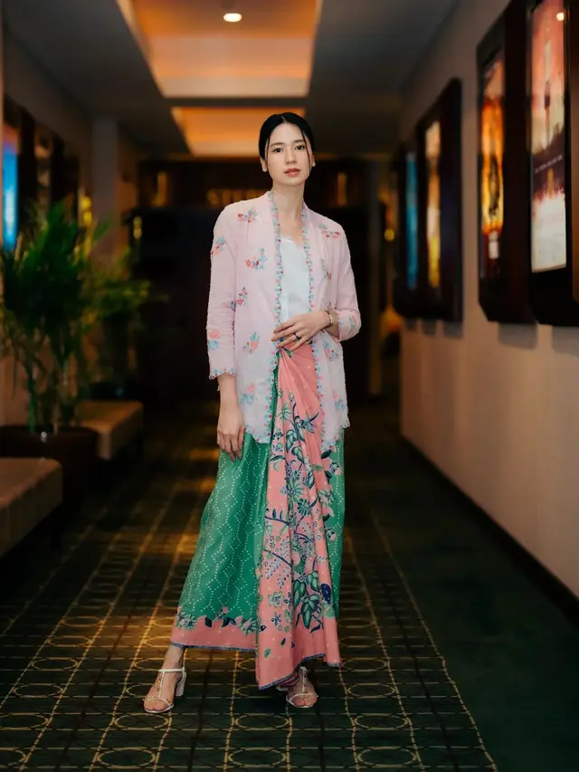 Tak Melulu untuk Kondangan, 8 Inspirasi Pakai Kebaya dari Raline Shah, Mahalini Raharja, hingga BCL