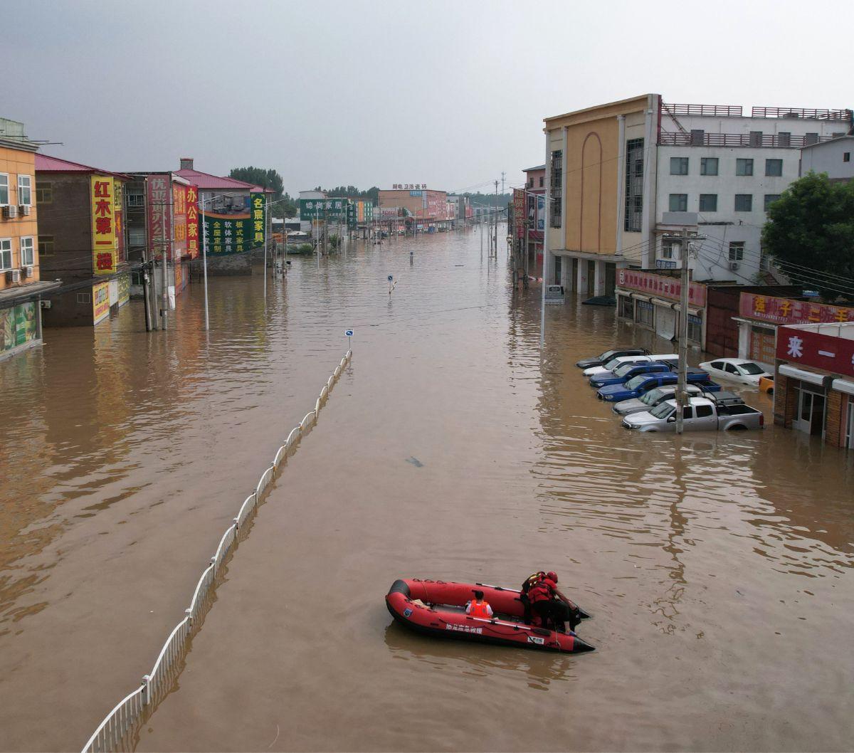 Kota Zhuozhou yang berada di Provinsi Hebei ini telah dihantam badai terburuk dalam lebih dari satu dekade. Badai yang membawa hujan lebat ini telah menewaskan sedikitnya lebih dari 20 orang di kota itu.