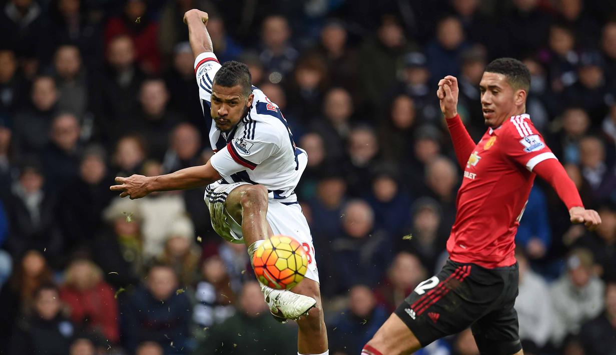 Pemain West Bromwich Albion,  Salomon Rondon (kiri)  menjadi penentu kemenangan timnya saat melawan Manchester United pada lanjutan Liga Inggris pekan ke-29.  (AFP/Paul Ellis) 