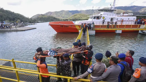 Tim SAR Gabungan Selamatkan Ratusan Penumpang KMP Putri Yasmin di Selat Lombok