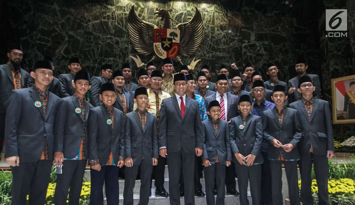 Gubernur DKI Jakarta Anies Baswedan foto bersama Kafilah DKI Jakarta untuk mengikuti Musabaqah Tilawatil Quran (MTQ) Tingkat Nasional XXVII, Jakarta, Kamis (4/10). MTQ Nasional XXVII akan digelar di Medan dan Deli Serdang. (Liputan6.com/Faizal Fanani)