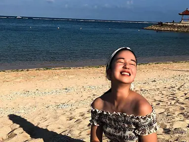 Aktris serba bisa yang sudah banyak menghiasi layar lebar, Laura Basuki selalu tampil menawan dalam setiap kesempatan. Seperti halnya saat liburan, ia pun kerap tampil stylish dan mencuri perhatian para penggemarnya. Selain liburan ke luar negeri, istri dari Leo Sandjaja ini memang kerap menjalani liburan ke pantai. (Liputan6.com/IG/@laurabas)