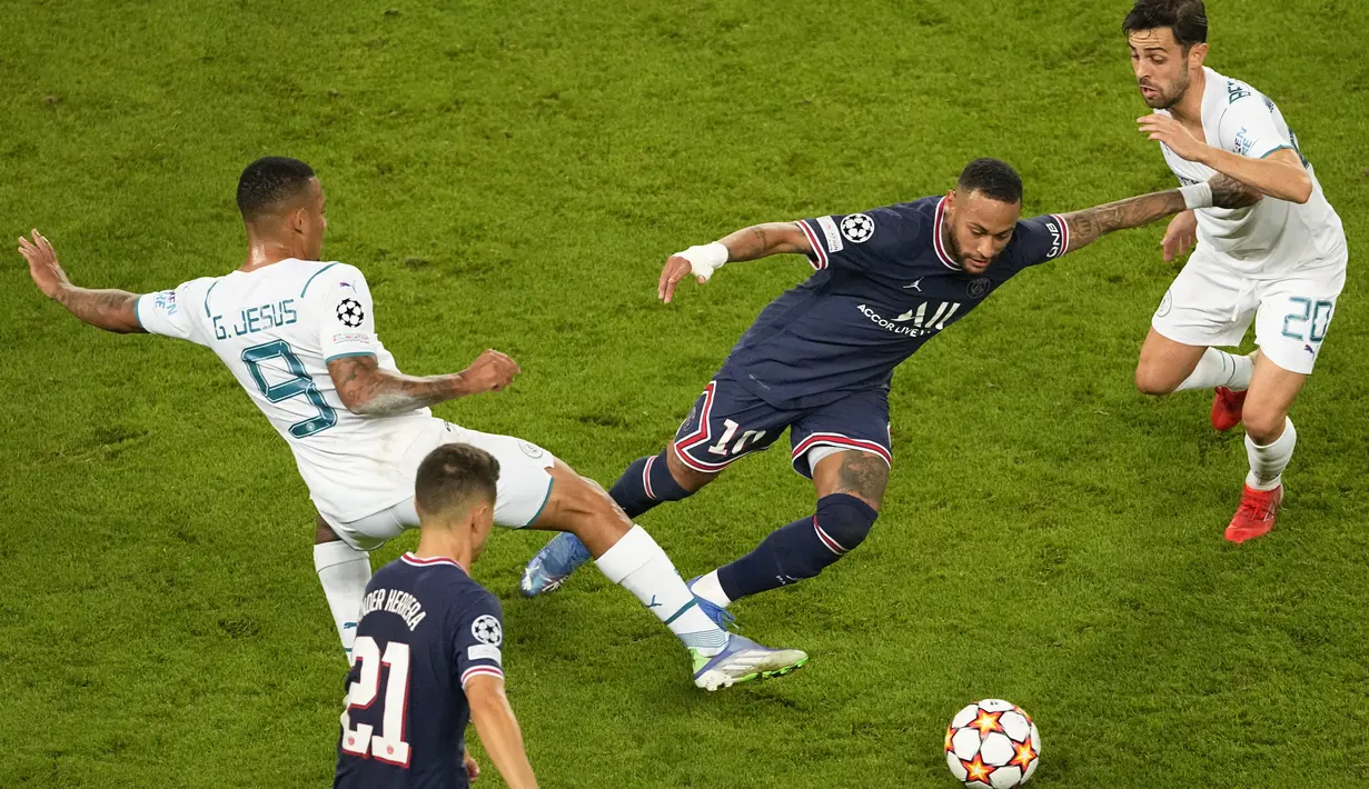 Penyerang PSG, Neymar (tengah) berebut bola dengan pemain Manchester City, Bernardo Silva dan Gabriel Jesus selama pertandingan grup A Liga Champions di Parc des Princes di Paris, Rabu (29/9/2021). PSG menang atas Manchester City dengan skor 2-0. (AP Photo/Michel Euler)