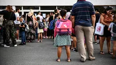 Anak-anak dan orang tua menunggu guru memanggil nama mereka pada hari pertama sekolah di sekolah dasar Condorcet di Lormont, di pinggiran Bordeaux, barat daya Prancis, Senin (4/9/2023). (Christophe ARCHAMBAULT / AFP)
