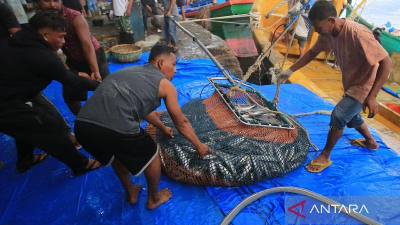 Kapal Tanker Malaysia Selamatkan Tiga Nelayan Indonesia yang Terombang-ambing di Laut