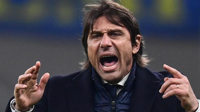 Pelatih Inter Milan, Antonio Conte, memberi arahan saat melawan Cagliari pada laga Coppa Italia di Stadion Giuseppe Meazza, Rabu (15/1/2020). Inter Milan menang 4-1 atas Cagliari. (AFP/Miguel Medina)