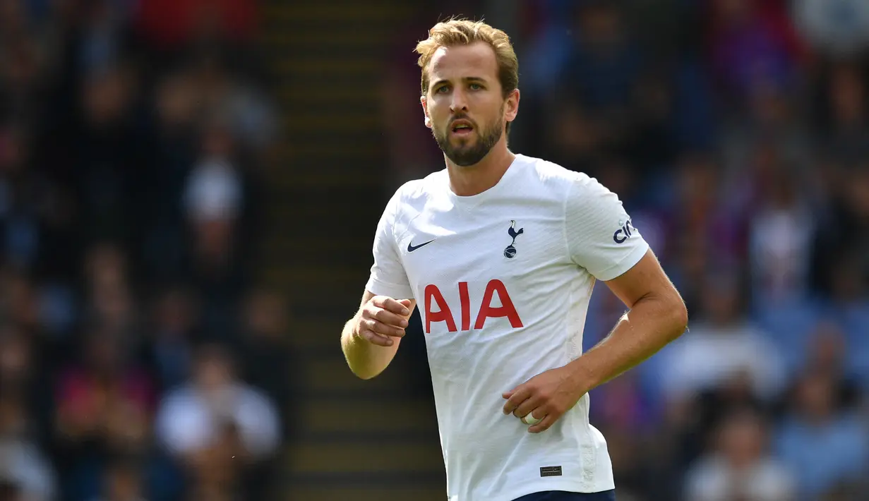 Harry Kane. Striker Tottenham Hotspur berusia 28 tahun yang musim ini telah tampil 20 kali dengan mencetak 8 gol dan 2 assist ini ditaksir memiliki nilai pasar sebesar 120 juta euro. Ia menjadi pemain termahal ketiga di dunia sekaligus pemain termahal di Liga Inggris. (AFP/Justin Tallis)
