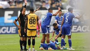 Wasit Ko Hyung-jin memberikan kartu merah kepada pemain Persija Jakarta, Bruno Tubarao setelah melanggar pemain Persib Bandung dalam laga lanjutan BRI Super League 2025/2026 di Stadion Gelora Bandung Lautan Api, Bandung, Minggu (11/01/2026). (Bola.com/Abdul Aziz)