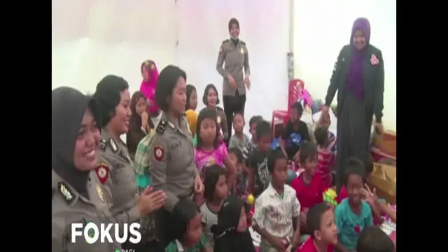 Petugas juga memberikan hadiah kepada anak-anak yang mampu menjawab sejumlah pertanyaan.