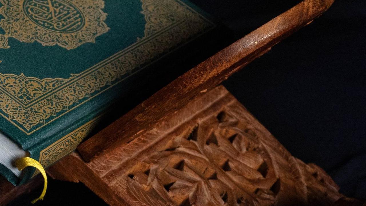 Islam menyediakan keringanan-keringanan dalam beribadah kepada umatnya. Salah satu bentuk keringanan dalam ibadah salat adalah jamak. Saat sedang dalam perjalanan atau sedang sakit, Anda bisa melaksanakan ibadah salat dengan menjamak.