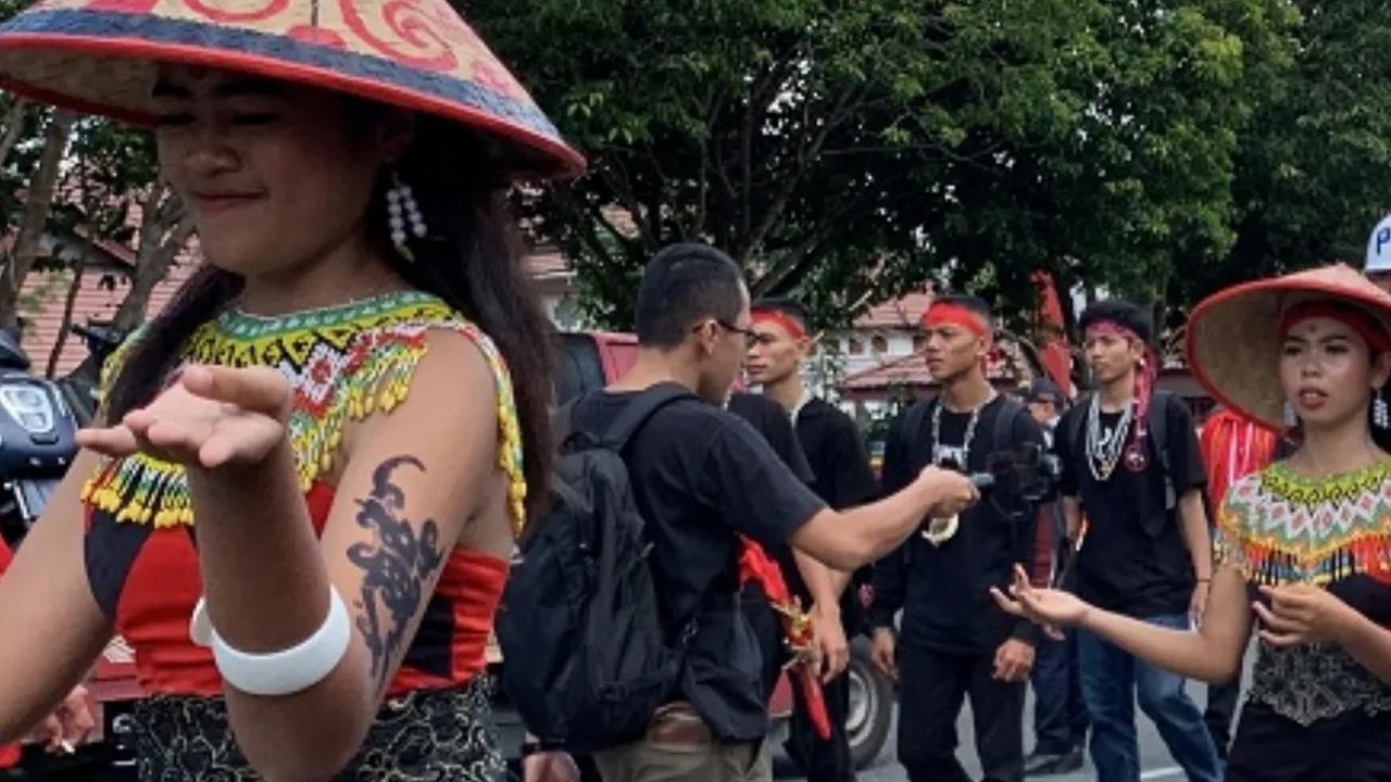 Sebelum memulai Pekan Gawai Dayak, ada tradisi yang selalu dilakukan, yaitu Ngampar Bide