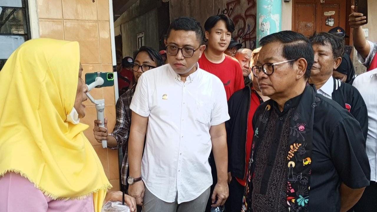 Calon Gubernur Jakarta Pramono Anung bersama Anggota DPRD Jakarta Brando Susanto di kawasan Sunter, Jakarta.